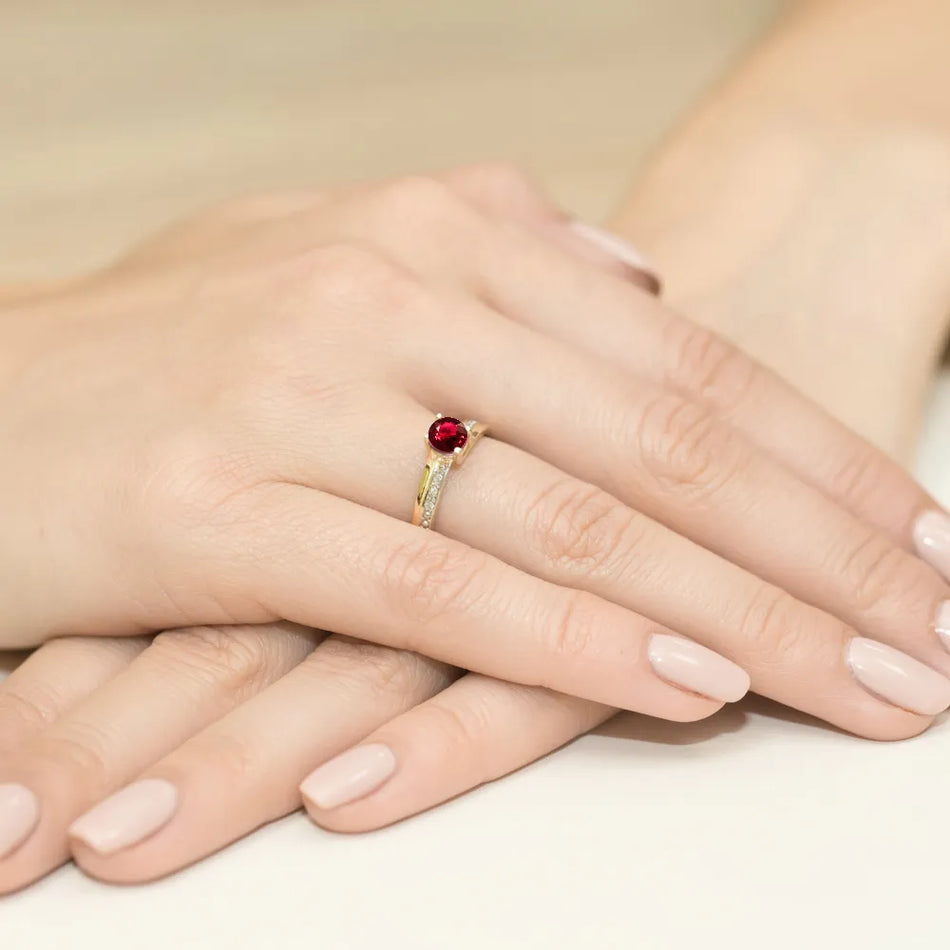 Gold Ring with 0.60ct Ruby and 0.03ct Diamonds