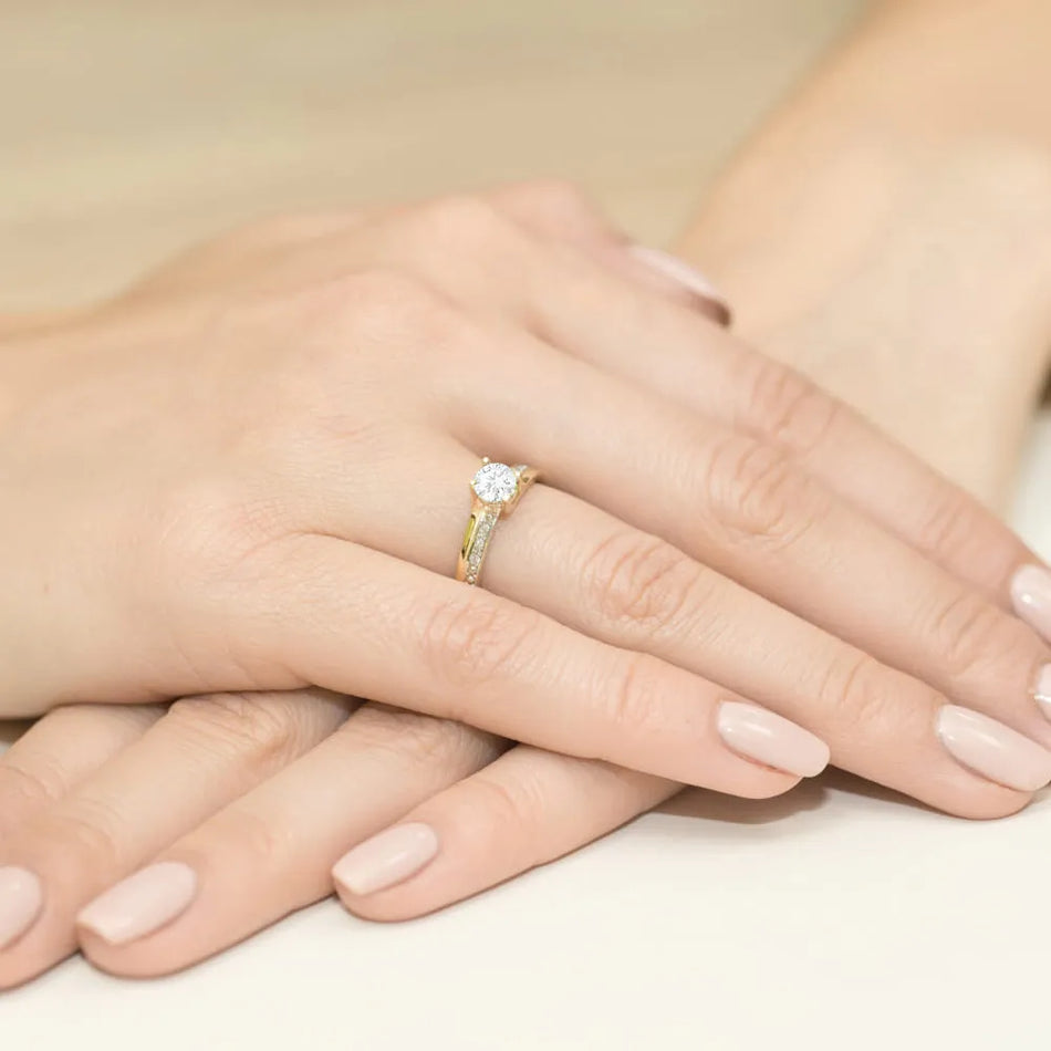 Zlatý prsten s 0,60ct bílým safírem a 0,03ct diamanty