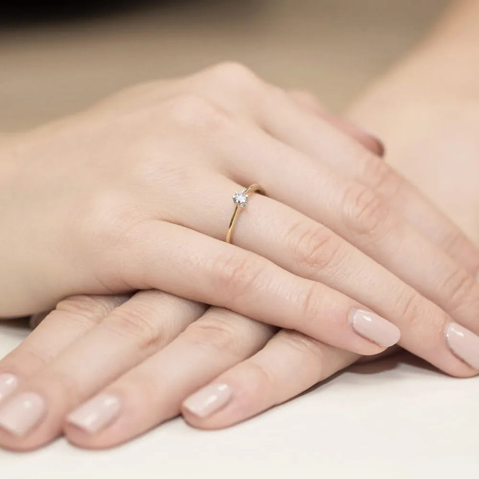 Zlatý prsten s diamantem 0,04 ct