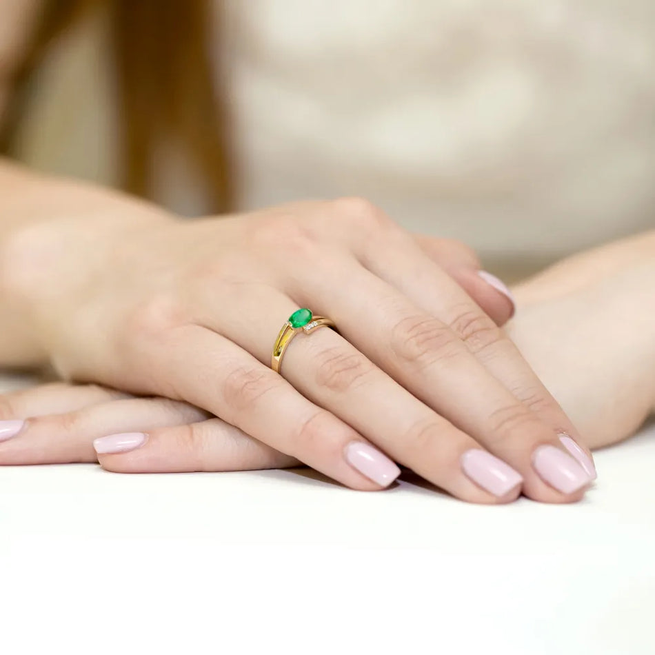 Zlatý prsten se smaragdem 0,40 ct a diamanty 0,052 ct