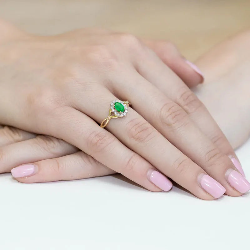 Gold Ring with 0.40ct Emerald and 0.12ct Diamonds