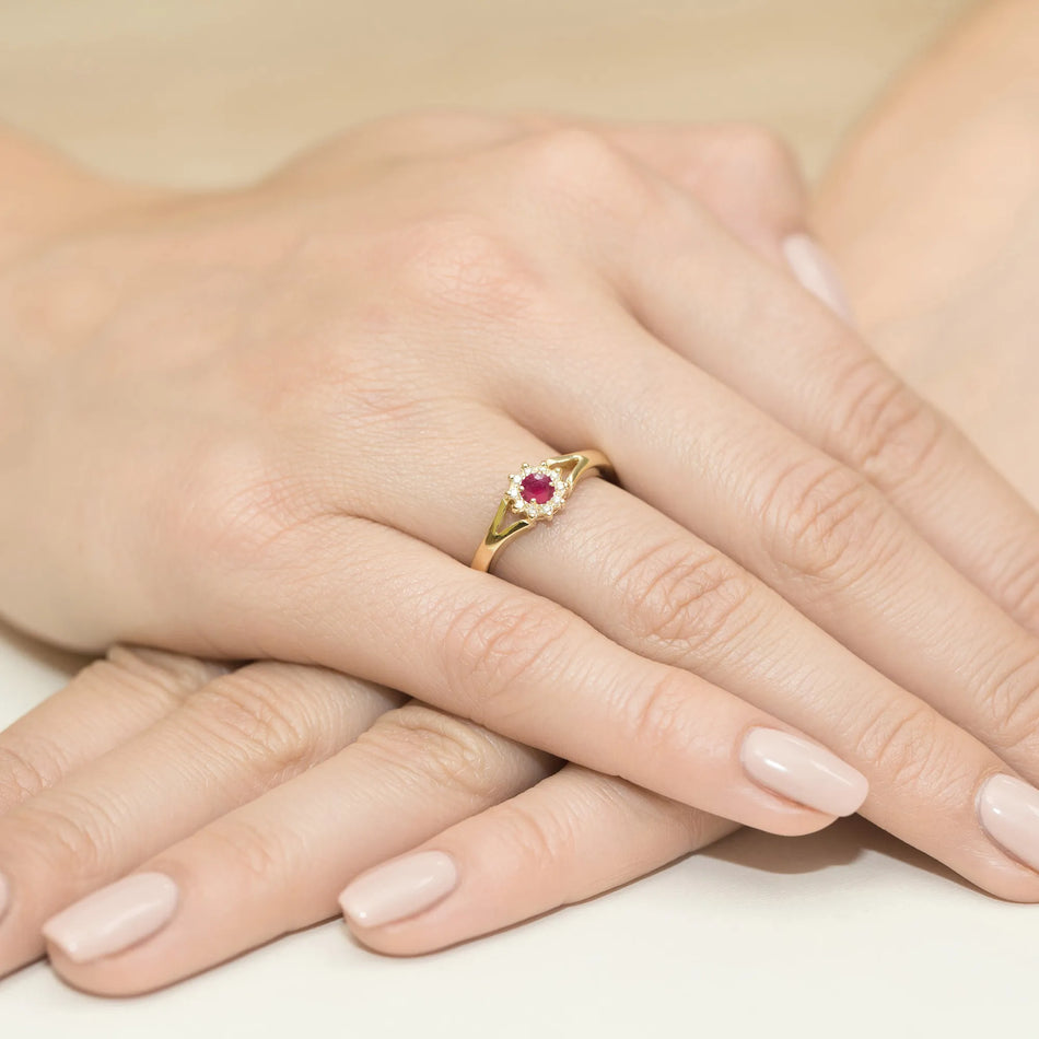 Zlatý prsten s rubínem 0,15 ct a diamanty 0,086 ct
