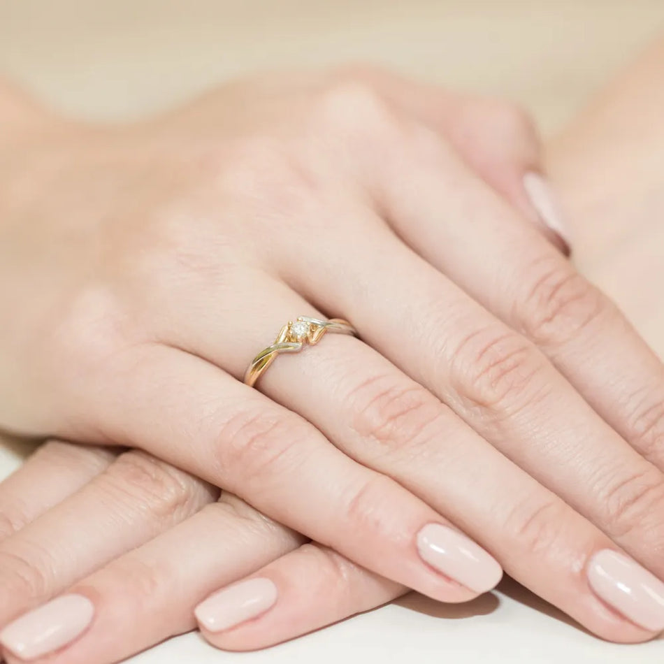 Zlatý prsten s diamantem 0,08 ct