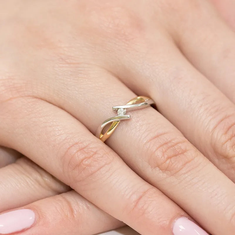 Zlatý prsten s diamantem 0,04 ct