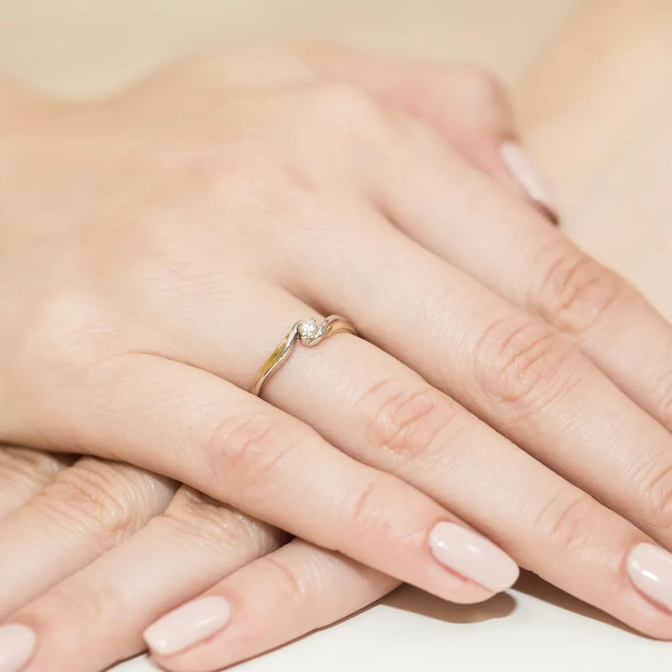 Zlatý prsten s diamantem 0,08 ct