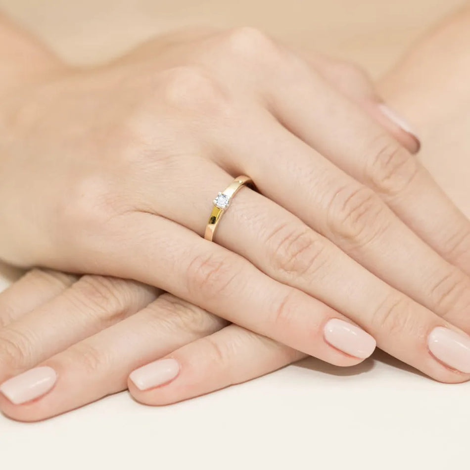 Zlatý prsten s diamantem 0,12 ct