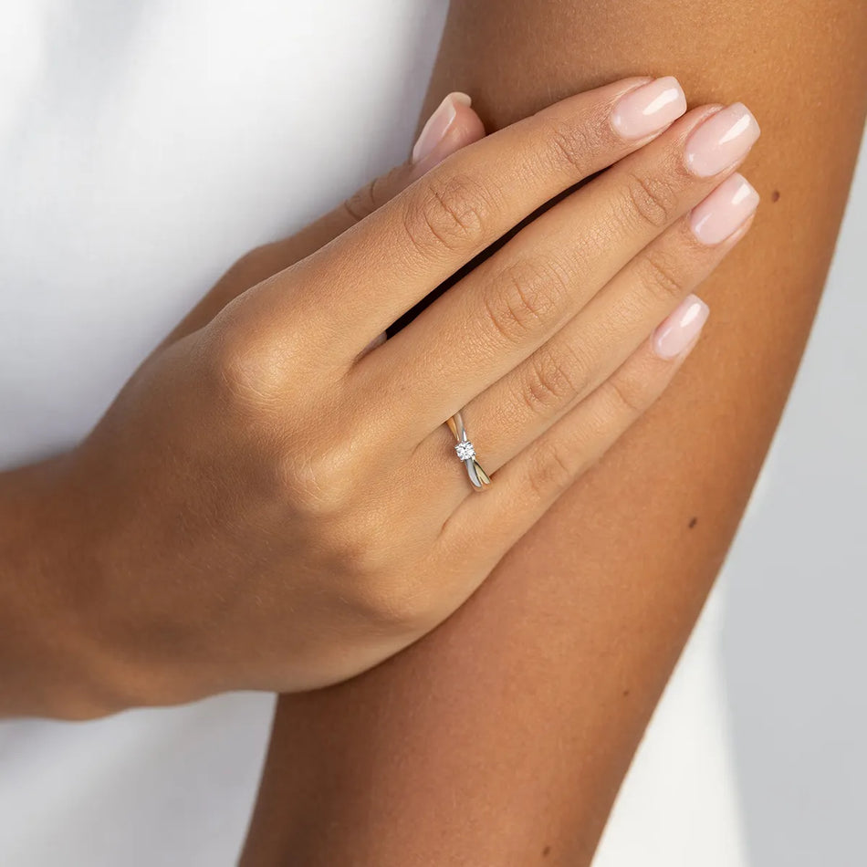 Zlatý prsten s 0.10ct laboratorním diamantem