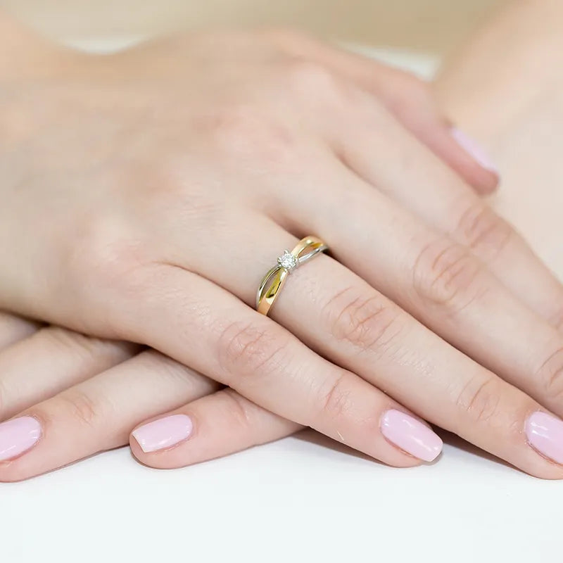 Zlatý prsten s diamantem 0,10 ct