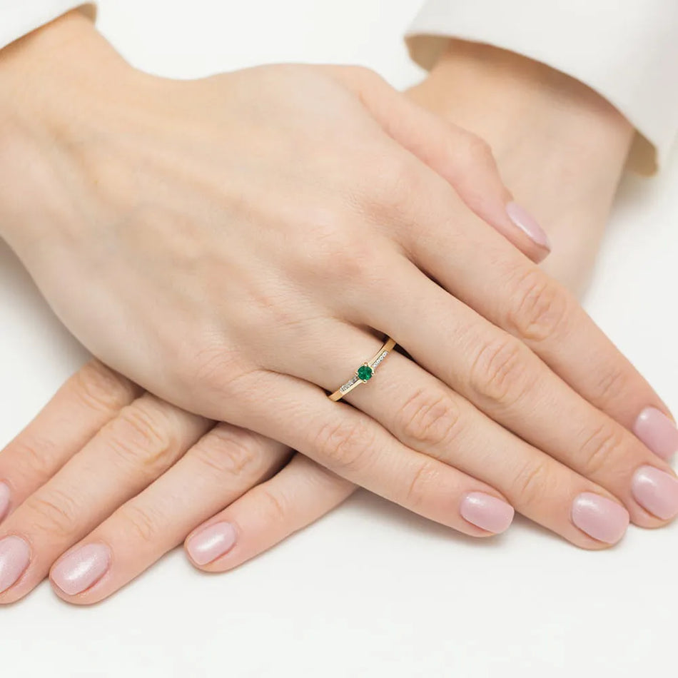 Gold Ring with 0.15ct Emerald and 0.04ct Diamonds