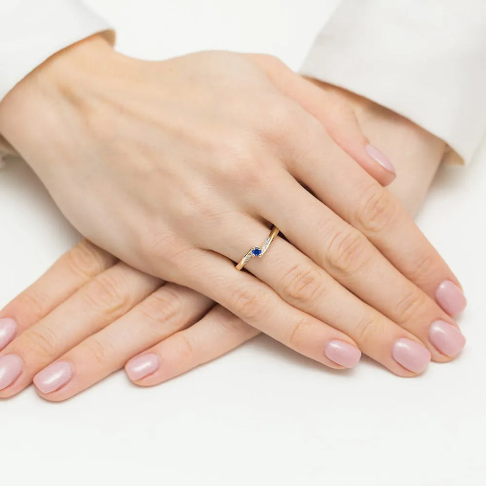 Zlatý prsten se safírem 0,15 ct a diamanty 0,04 ct