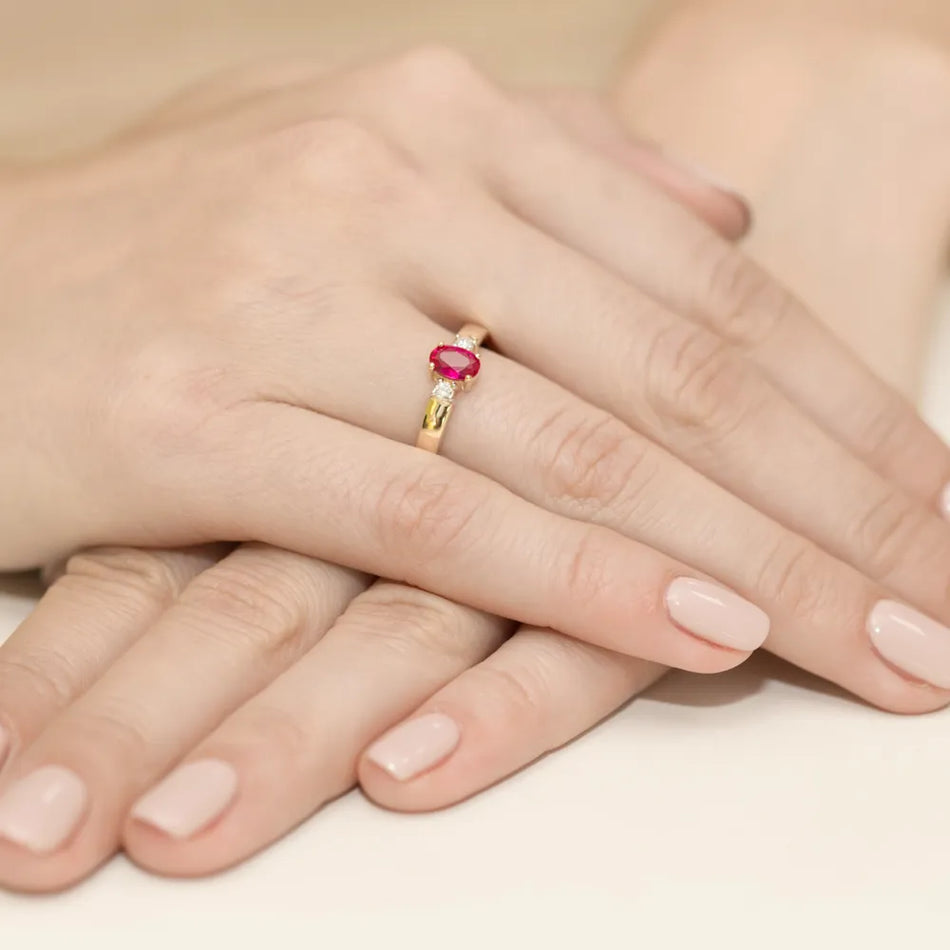 Zlatý prsten s rubínem 0,60 ct a diamanty 0,08 ct