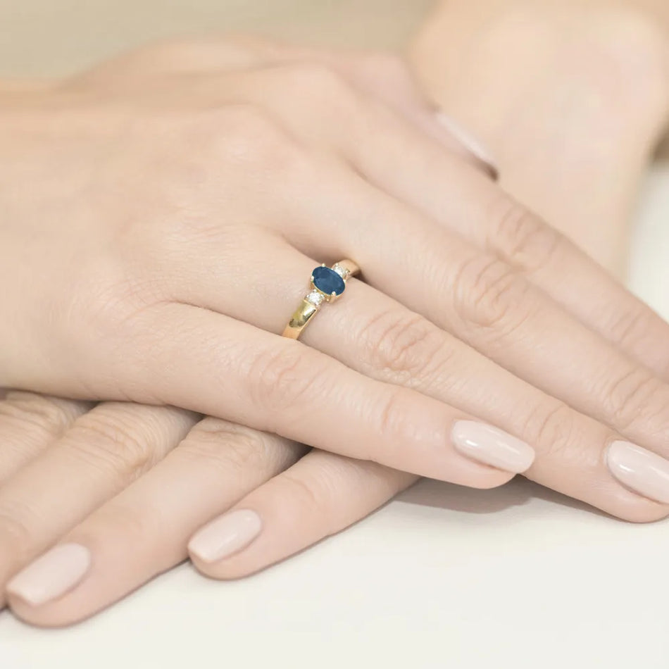 Gold Ring with 0.70ct Sapphire and 0.08ct Diamonds