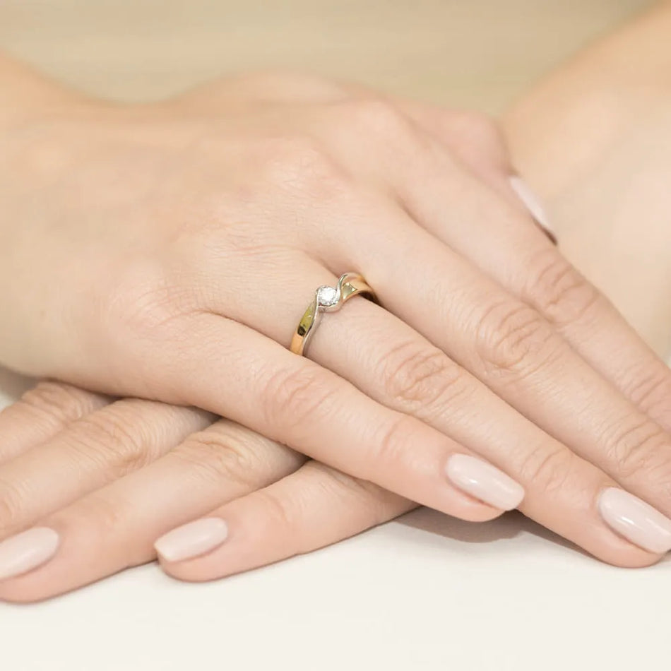 Zlatý prsten s 0,15ct laboratorním diamantem