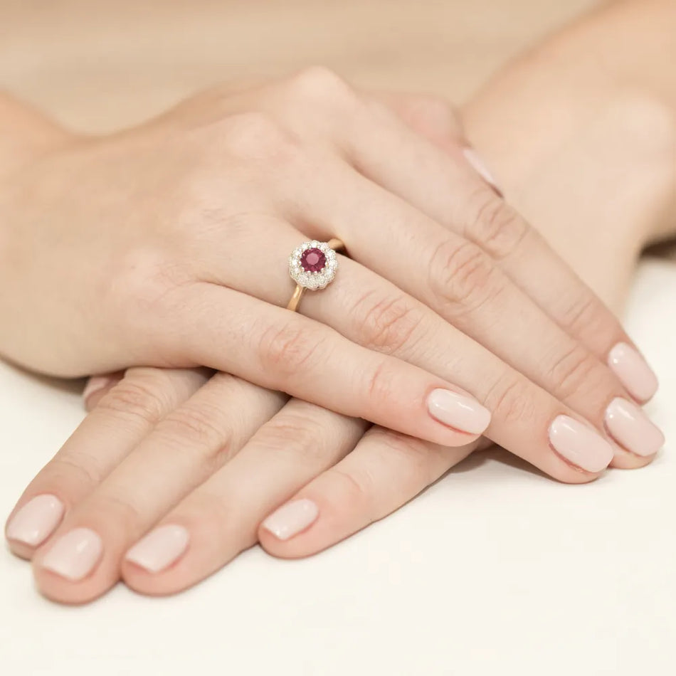 Zlatý prsten s rubínem 0,60 ct a diamanty 0,174 ct