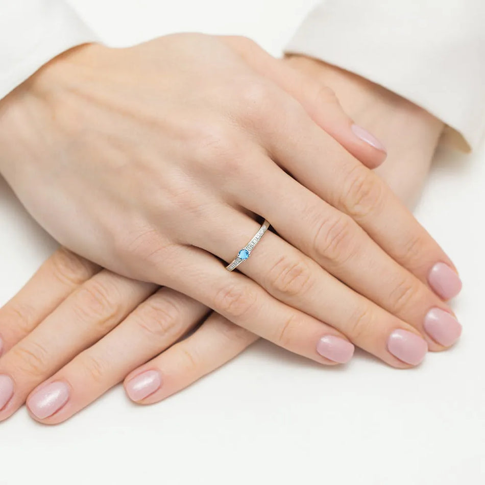 Zlatý prsten s topazem 0,15 ct a diamanty 0,05 ct