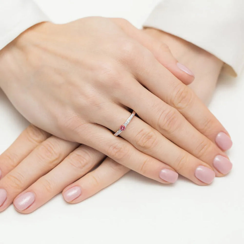 Zlatý prsten s topazem 0,15 ct a diamanty 0,05 ct