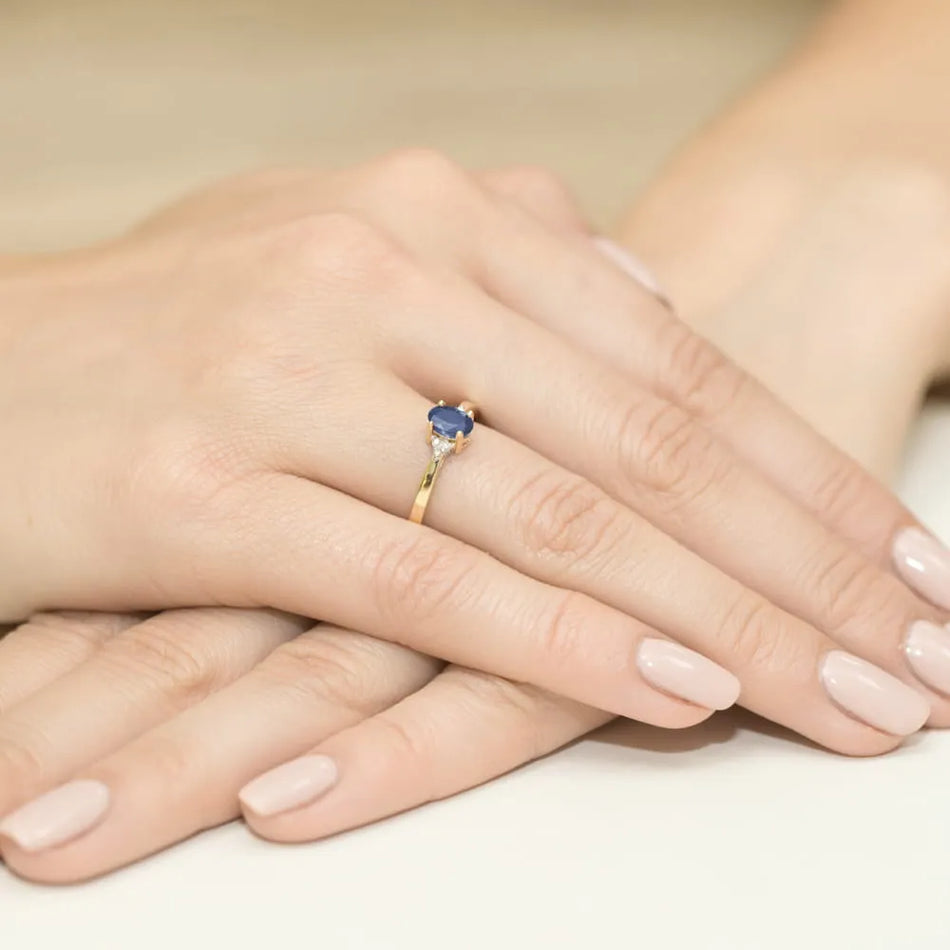 Zlatý prsten se safírem 0,70 ct a diamanty 0,052 ct