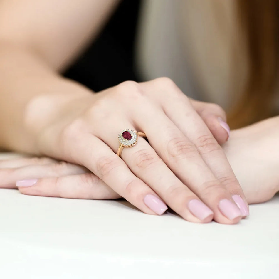 Zlatý prsten s rubínem 0,60 ct a diamanty 0,195 ct