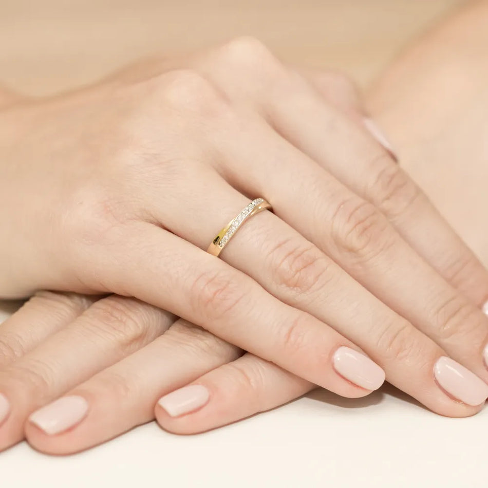 Zlatý prsten s diamanty 0,065 ct