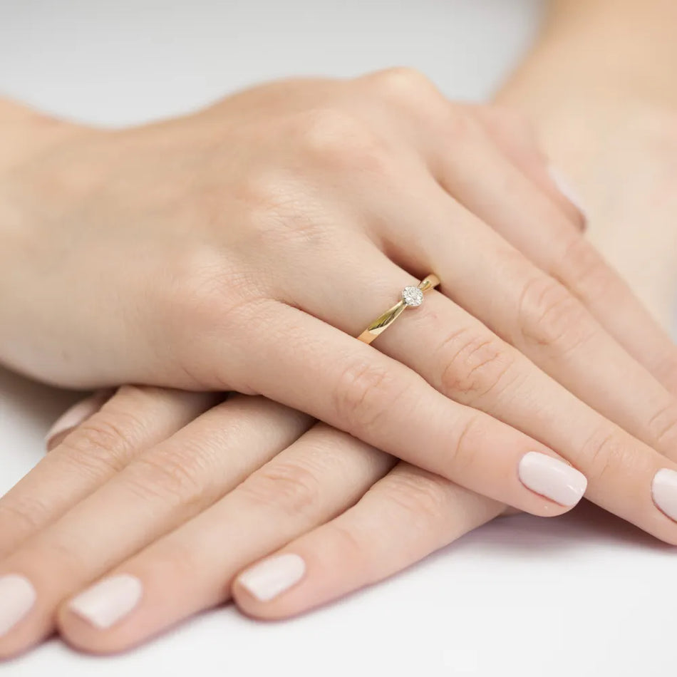 Zlatý prsten s diamanty 0,035 ct