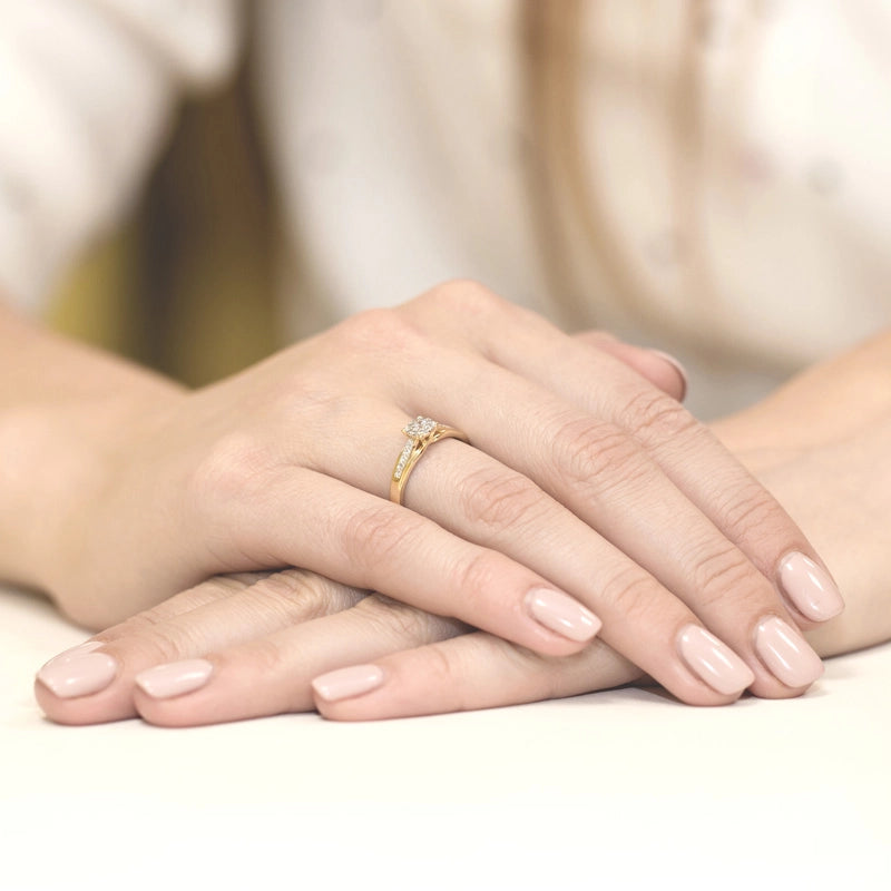 Zlatý prsten se zirkony