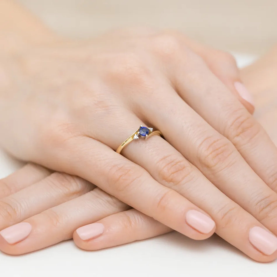 Gold Ring with 0.30ct Sapphire and 0.029ct Diamonds