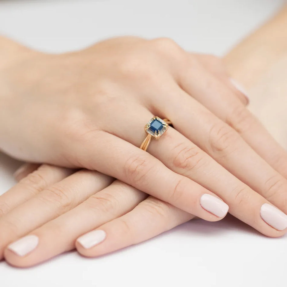 Gold Ring with 0.70ct Sapphire and 0.06ct Diamonds