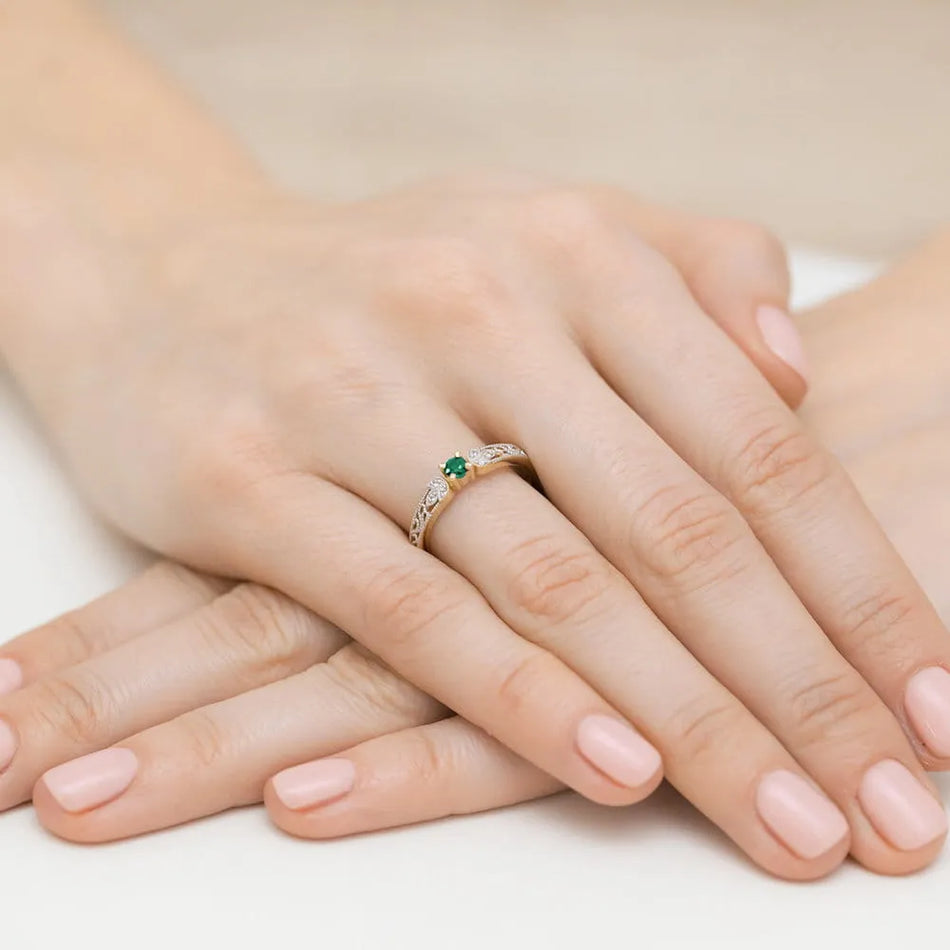 Zlatý prsten se smaragdem 0,15 ct a diamanty 0,03 ct