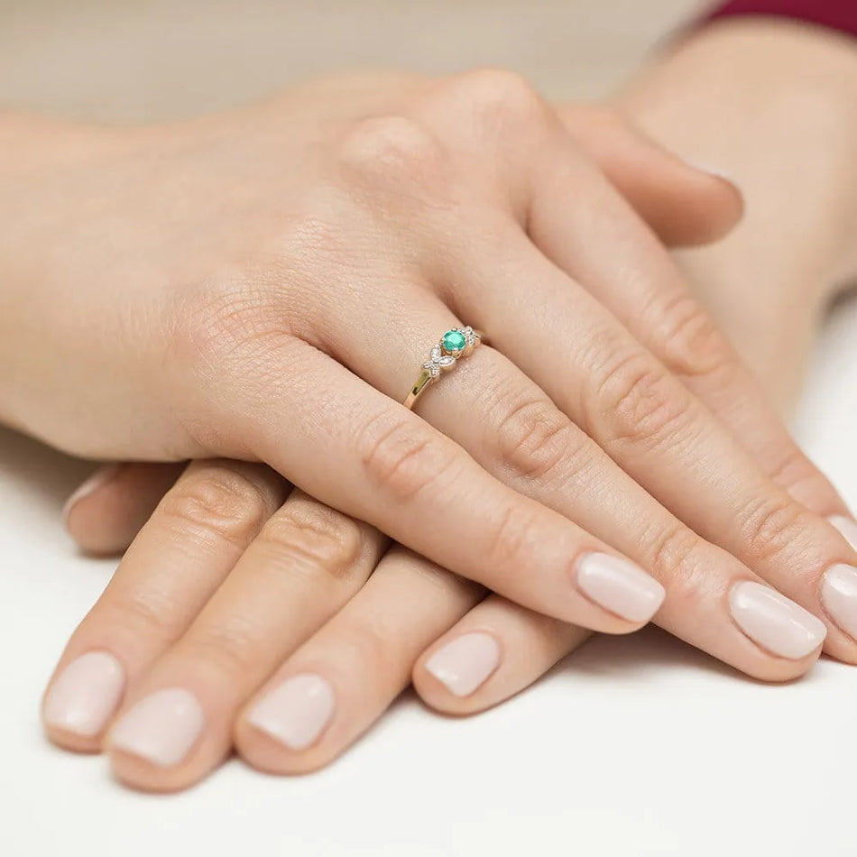 Gold Ring with 0.15ct Emerald and 0.02ct Diamonds