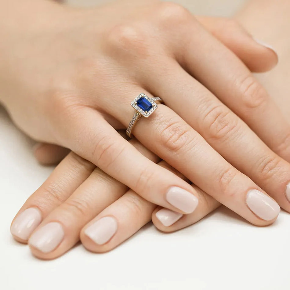 Gold Ring with 0.60ct Sapphire and 0.22ct Diamonds