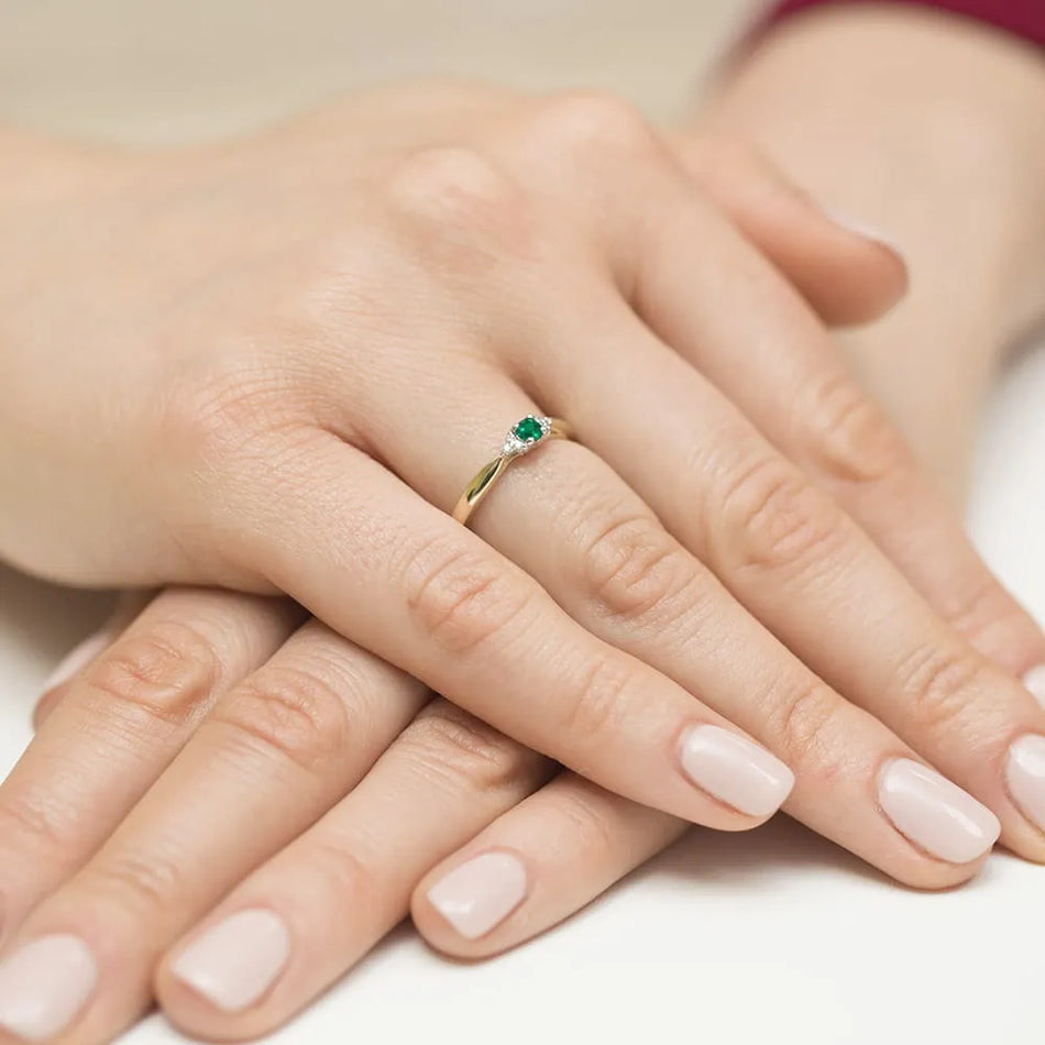 Zlatý prsten se smaragdem 0,15 ct a diamanty 0,03 ct