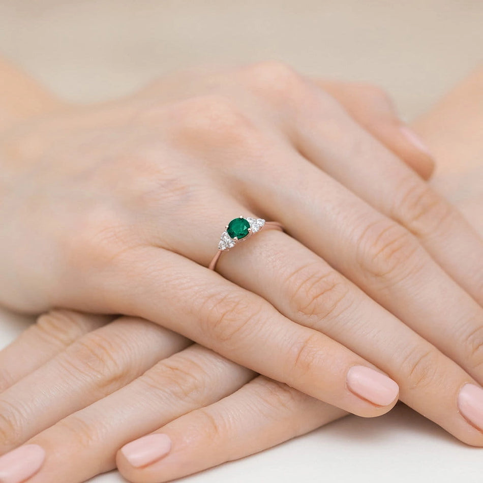 Gold Ring with 0.50ct Emerald and 0.18ct Diamonds