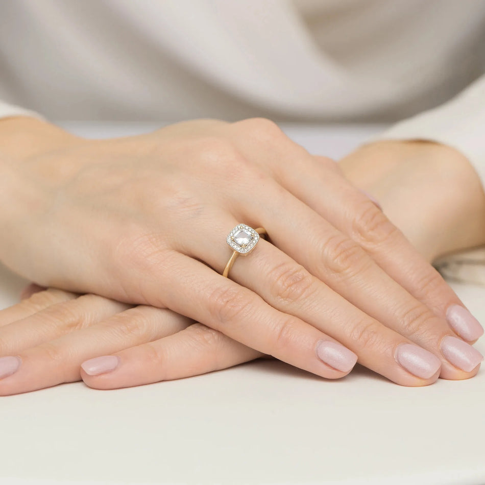 Gold Ring with 0.70ct White Sapphire and 0.10ct Diamonds