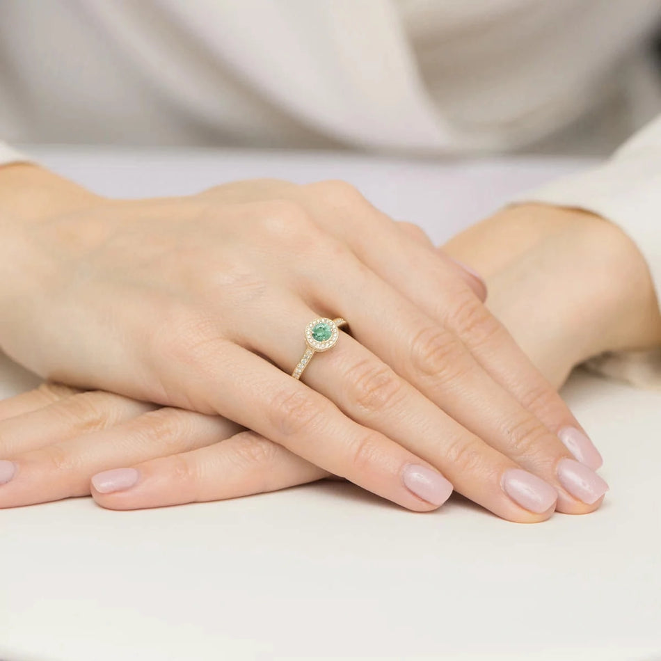 Zlatý prsten se smaragdem 0,30 ct a postranními diamanty 0,343 ct