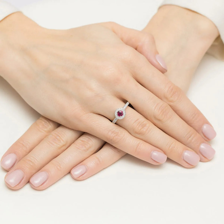 Zlatý prsten s rubínem 0,30 ct a postranními diamanty 0,343 ct