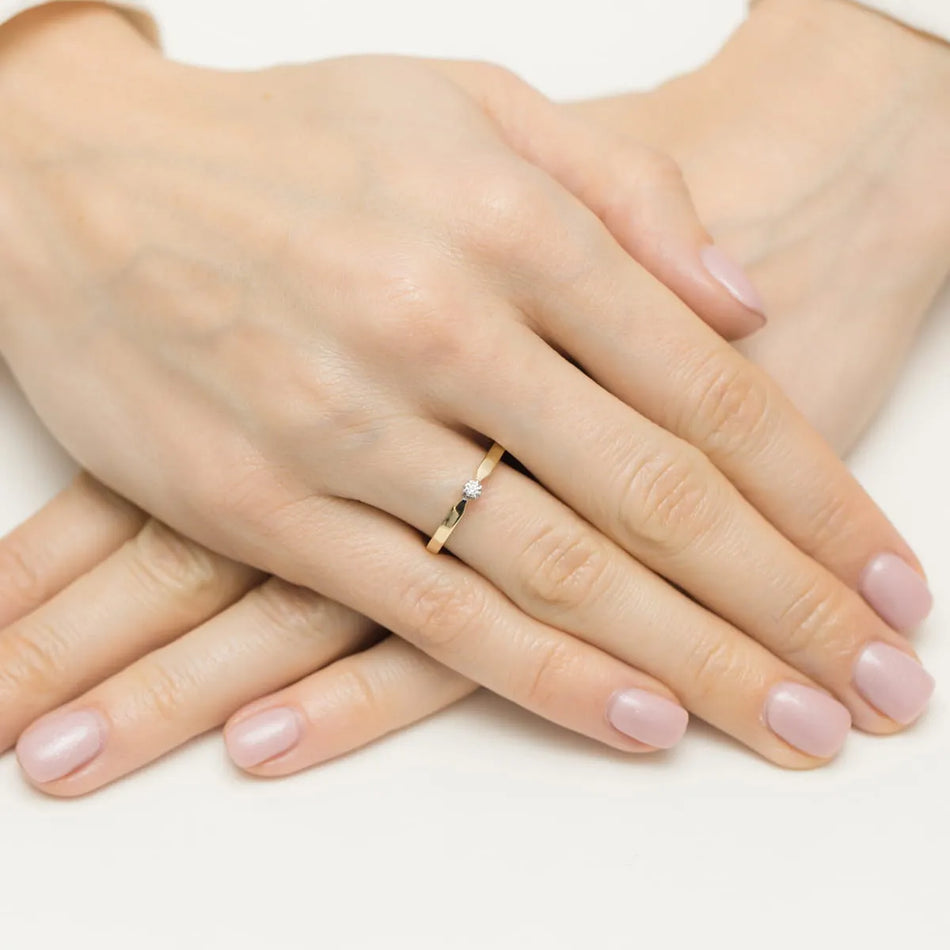 Zlatý prsten s diamantem 0,04 ct