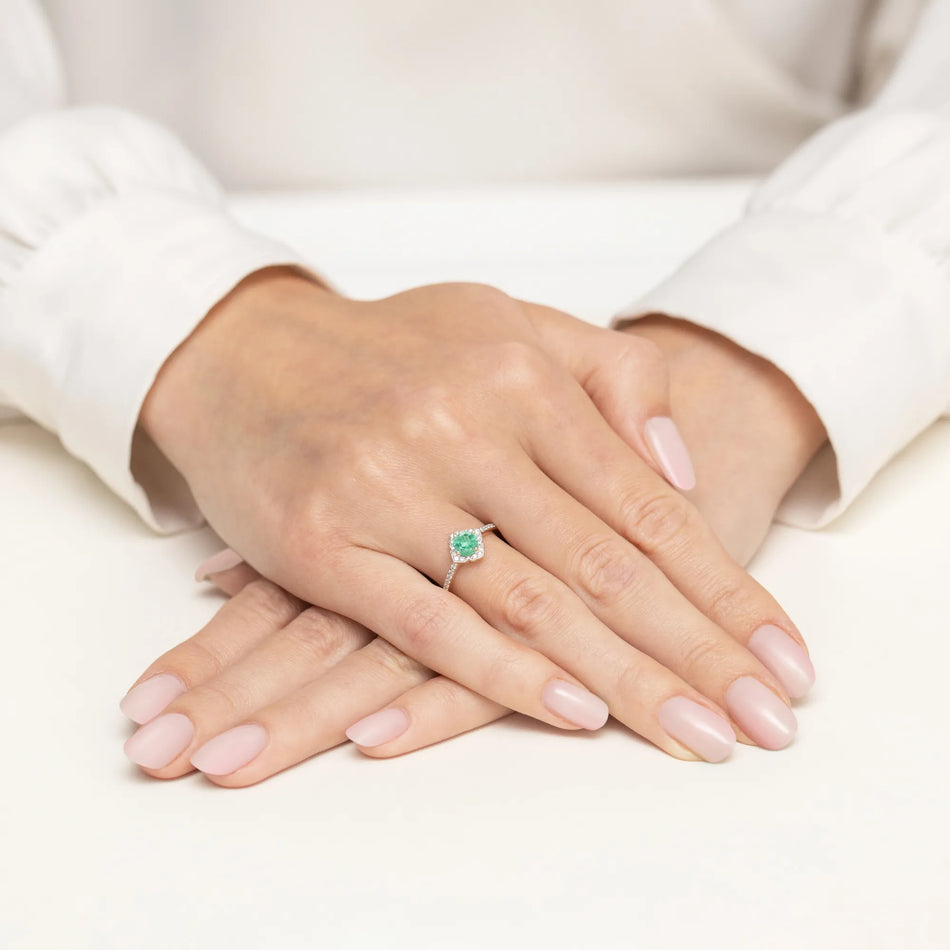 Gold Ring Flower with 0.50ct Emerald and Diamonds