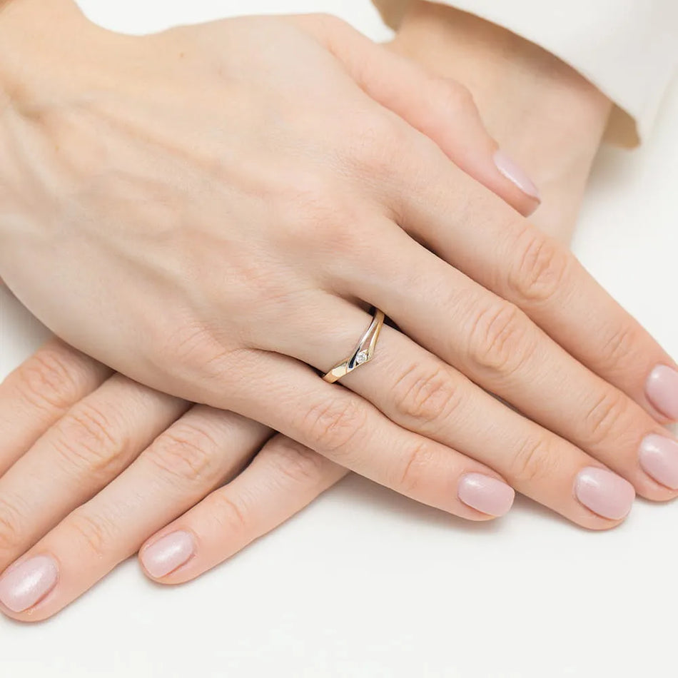 Zlatý prsten s diamantem 0,04 ct