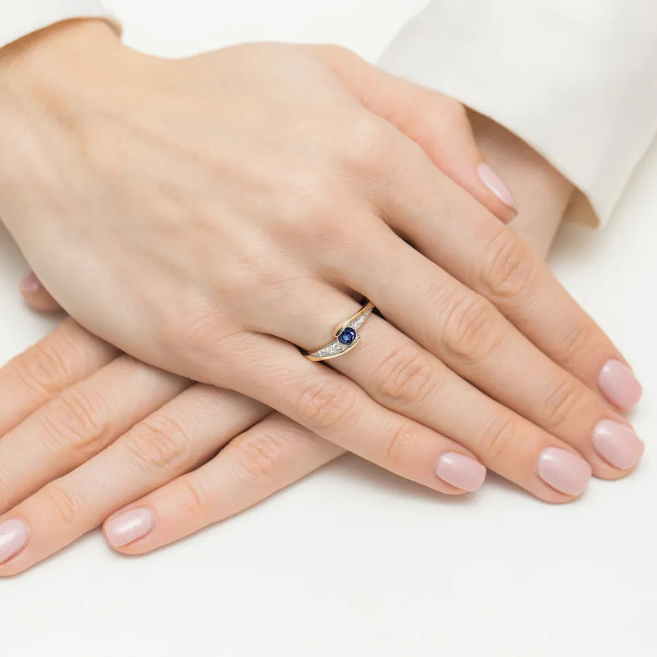 Gold Ring with 0.30ct Sapphire and 0.058ct Diamonds