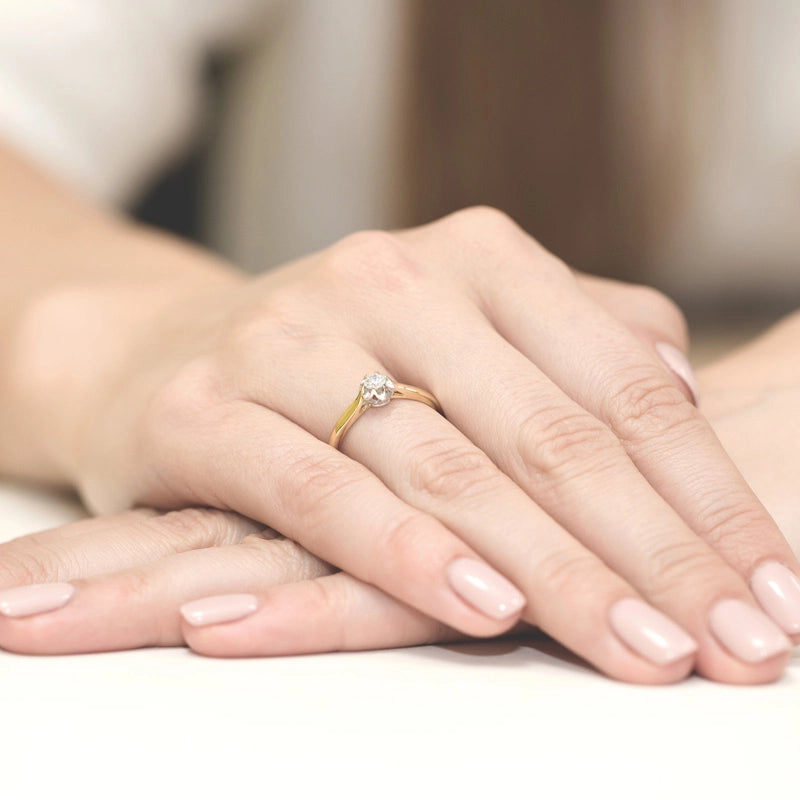 Zlatý prsten se zirkony