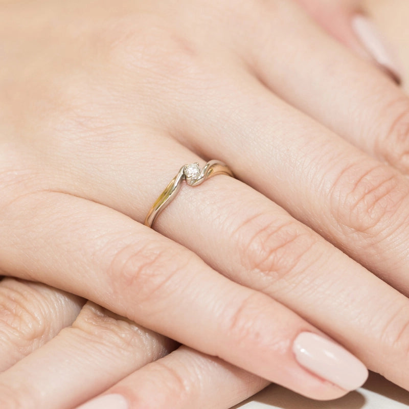 Zlatý prsten se zirkony