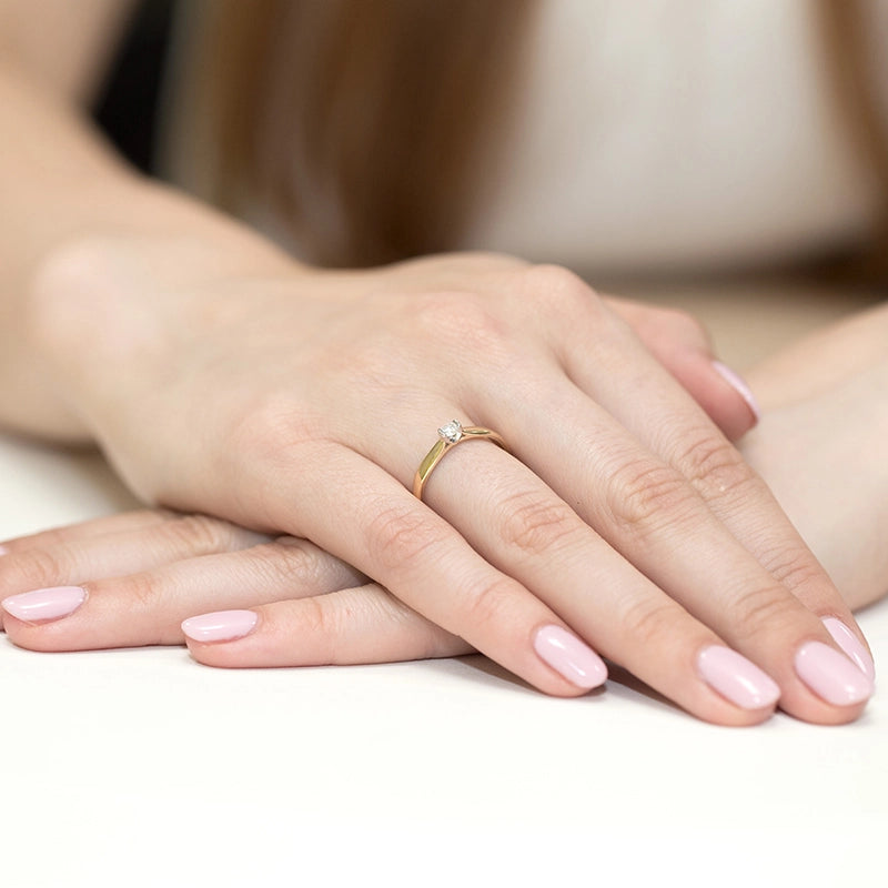 Zlatý prsten se zirkony