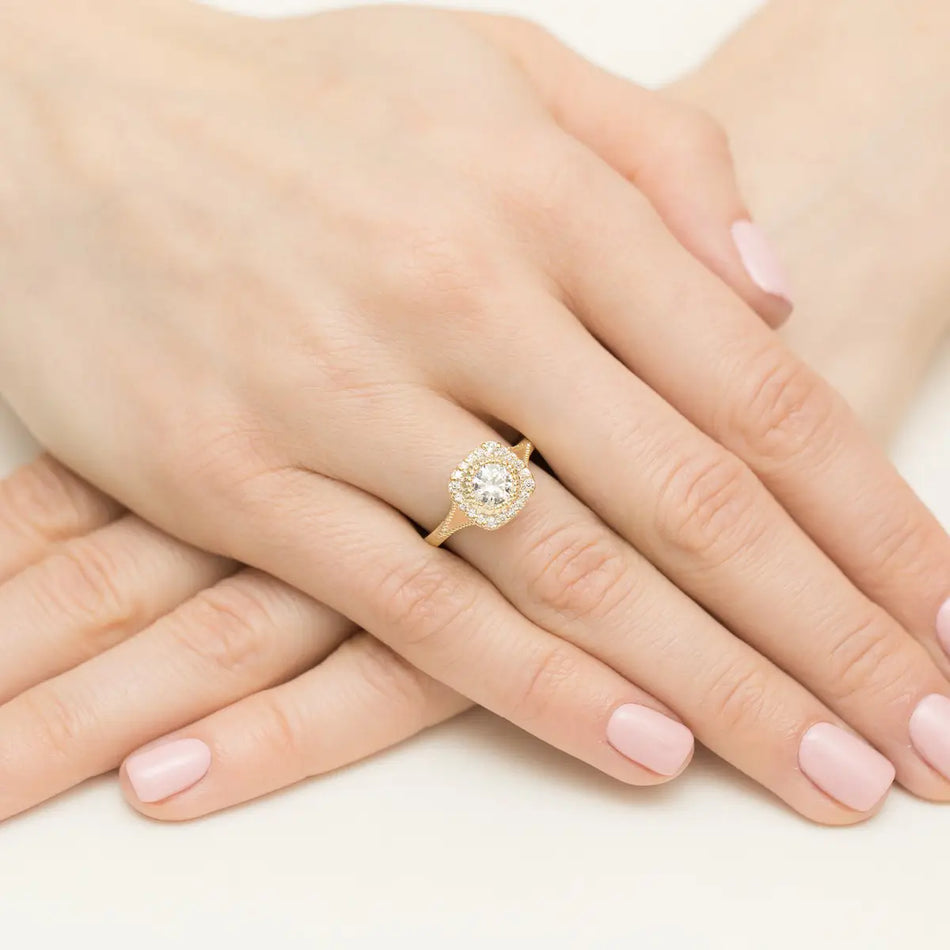 Gold Ring with 0.70ct Diamond and 0.196ct Sideline Diamonds