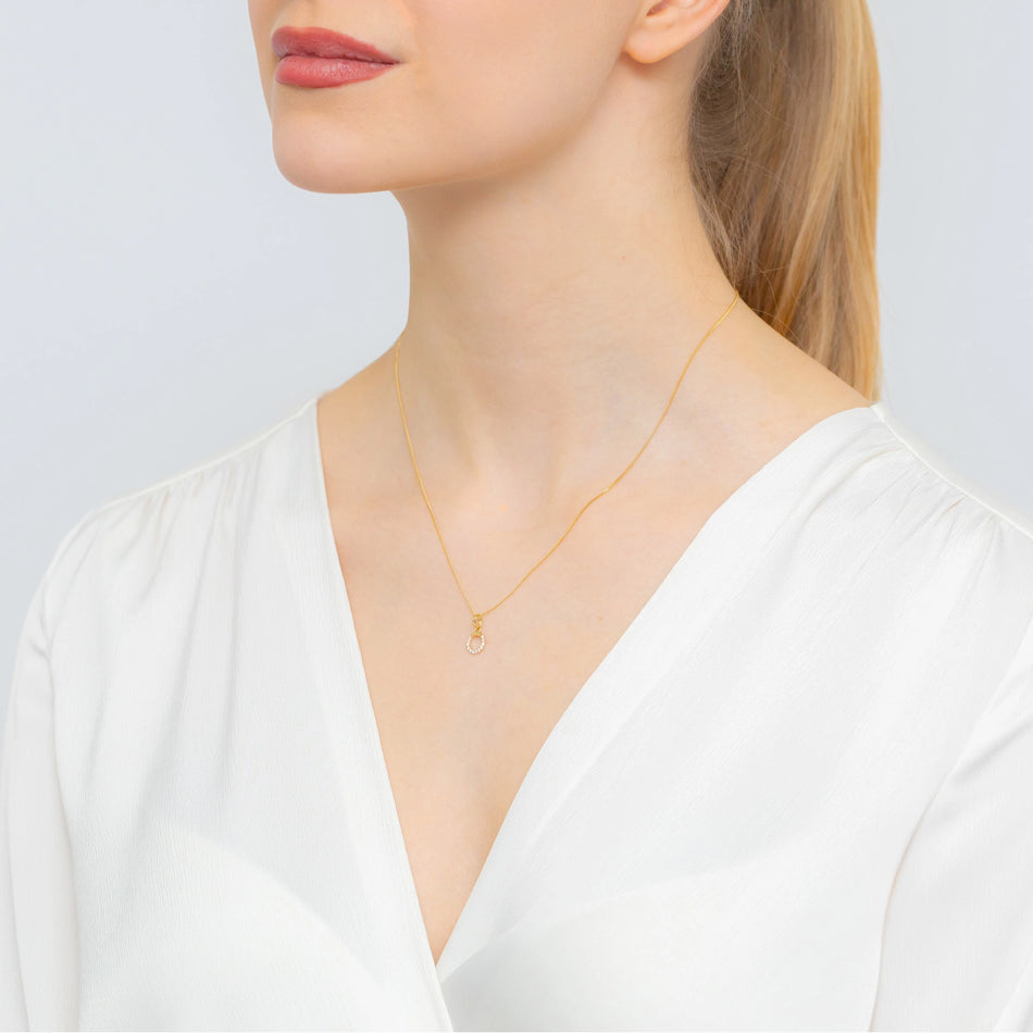 Zlatý prsten s přívěskem zdobený se zirkony